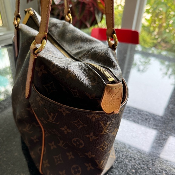 Louis Vuitton Totally MM Tote - Picture 5 of 10
